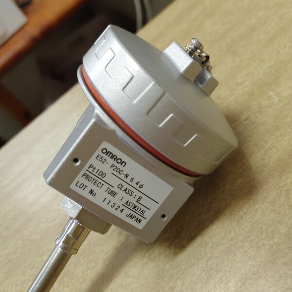 たぶん 未使用 omron オムロン E52-P200-N 温度センサー