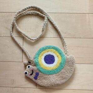 サマンサモスモスラーゴム 女の子 小学生向け★羊毛フェルトポシェット★ベージュ カタツムリ