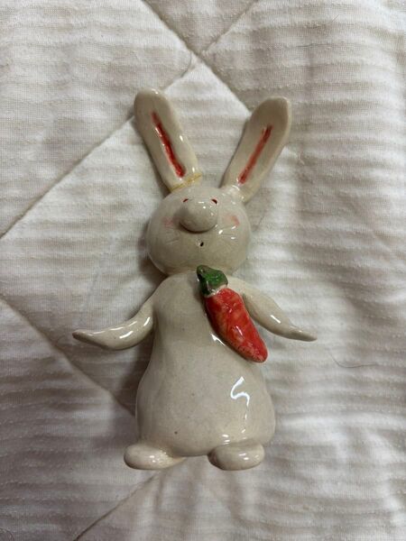 【手作り、ハンドメイド】 ウサギ フィギュア 人参付き 石粉粘土製 子供の小遣い 陶器 陶器製 置物
