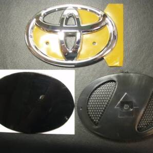 7トレジャー 【 トヨタ 20系 ヴェルファイア 20系 VELLFIRE トヨタ化 】 フロント トヨタマーク エンブレム(背景 光沢ブラック&台座付)