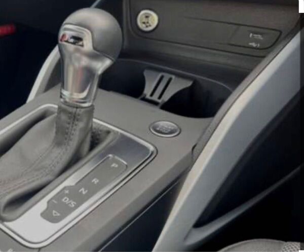 アウディ Q2 純正 ニーパッド樹脂部品 両サイド 美品 AUDI Q2 内装部品
