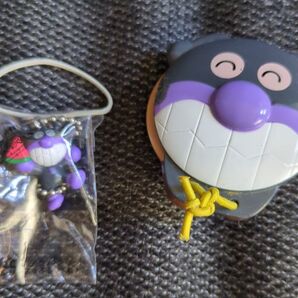 新品のアンパンマンマスコットと中古のアンパンマン、バイキンマンカスタネット