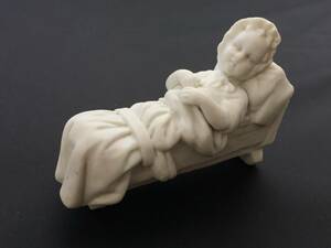 ヨーロッパ アンティーク 白い陶器 赤ちゃん ベッド 置物 オブジェ インテリア 1909820
