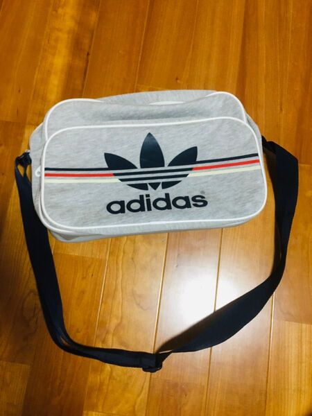 adidasショルダーバック