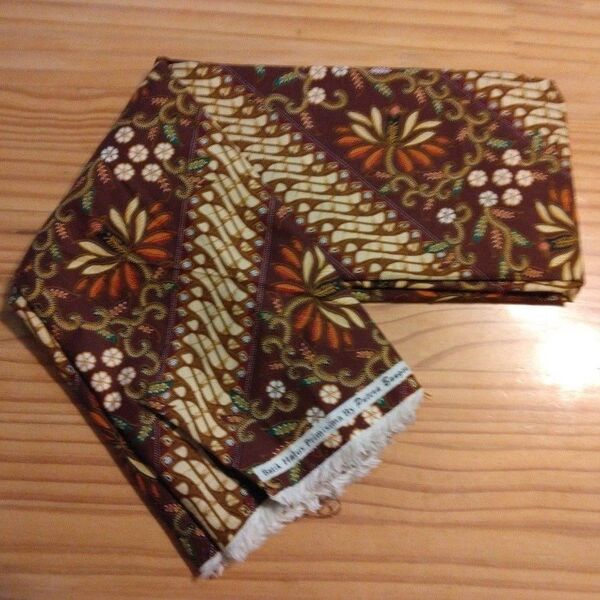 インドネシア バティック 生地 茶色 パラン 斜め 花柄 橙 緑