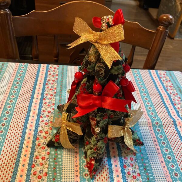 布製のクリスマスツリー 1個 ハンドメイド 新品 ゴールドとレッドのリボン