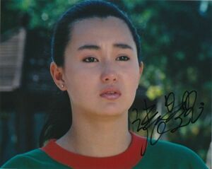 ジャッキー・チェン『ポリス・ストーリー』シリーズ等に出演/マギー・チャン(張 曼玉、Maggie Cheung)の、直筆サイン入り写真と切り抜き