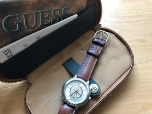 レア 美品 付属品付 ヴィンテージ GUESS ゲス シルバーカラー 純正ロゴ入デザインベルト クオーツ メンズ 腕時計