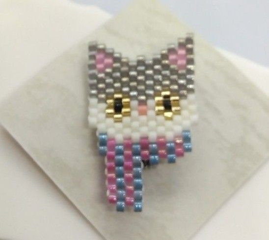 猫 編みビーズ ピンバッジ