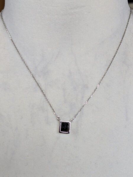 4℃、トップ付きプラチナネックレス