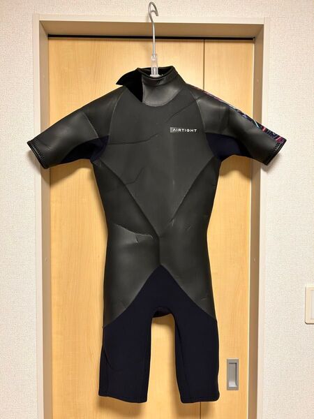 新品です。サイズが合わないので出品させていただきます。既成品、サイズはMLになります。その他サイト掲載あり。