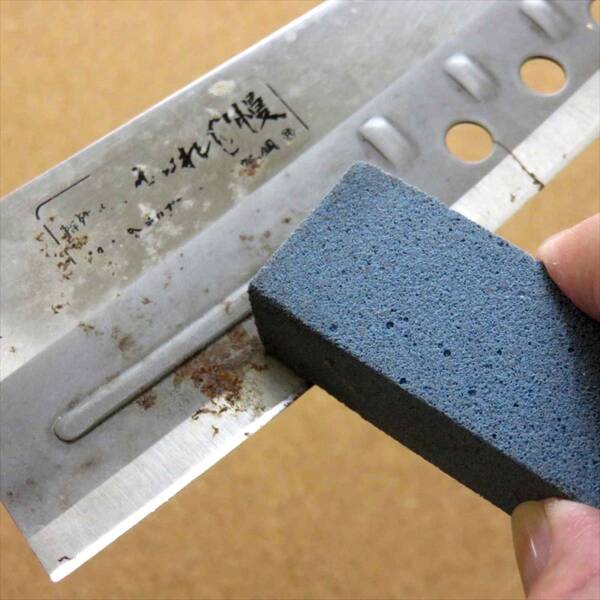 関の刃物 貝印 KAI サビ消しゴム ナイフ 包丁類のサビ落とし 流し台の錆び ガスコンロのサビ汚れ落とし 塗料落し タイル目地の汚れ AP0535