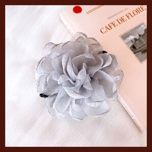 242 お花のようなヘアクリップ グレー 発表会 お洒落 おしゃれ かわいい 可愛い ヘアアクセ