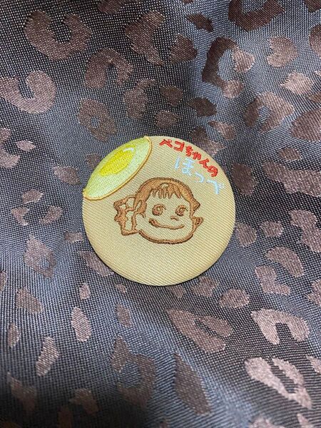 不二家 スマイルスイッチ部 ペコちゃん 刺繍缶バッジ ペコちゃんのほっぺ SnowMan スノーマン スノ 送料無料 匿名配送