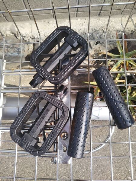 自転車用品 ペダル〈フラット〉& グリップ〈ロング:2本〉 お得なセット♪ 【ブラック(黒色系)】