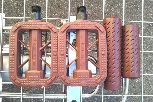 自転車用品 ペダル<フラット>【ブラウン(茶色)】&グリップ<ロング&ショート> お得なセット♪【ダークブラウン(濃茶色系)】