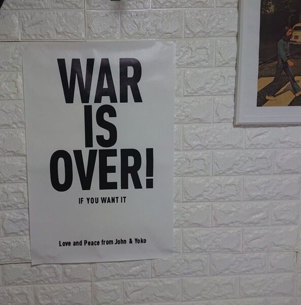 WAR IS OVER !ポスター