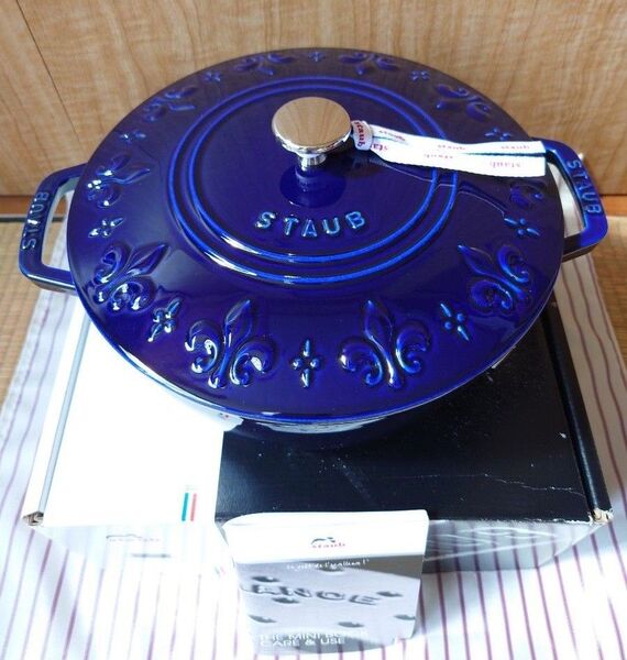 STAUB【中古/美品】フルール・ド・リス フレンチオーブン24㎝ グランブルー c.