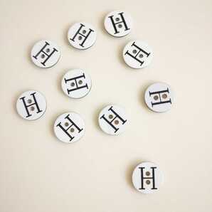 匿名/送料無料 未使用 【H】イニシャルボタン 10個 2つ穴