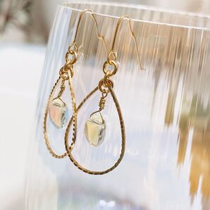 チェコビーズ しずく型ピアス ハンドメイド 夏 透明 ゴールド オーロラ キラキラ きれい 虹色 雫 涼しげ