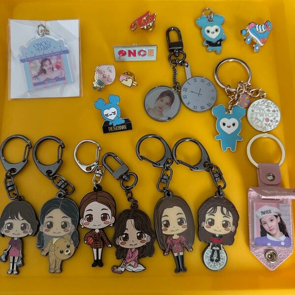 TWICE ナヨン キーホルダー ピンバッチ