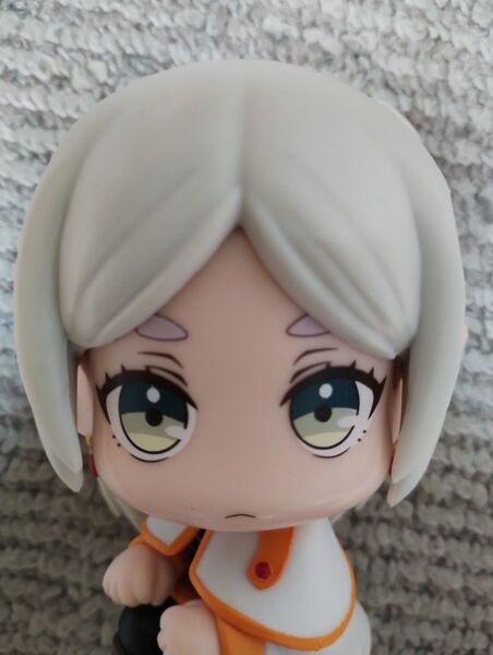 エルフ美少女 ディフォルメ フィギュア頭部可動 体操座り約13cm