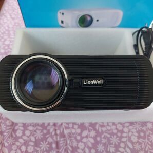 【美品】LionWell マルチメディア小型LEDプロジェクター LW80