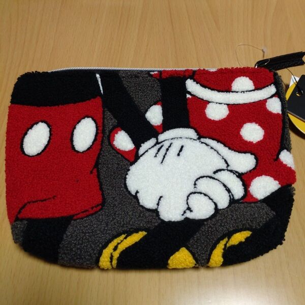 ミッキー ミニー サガラポーチ 新品タグ付 ディズニー アコモデ風 モコモコ クラッチバッグ サガラ刺繍 ハンド 手つなぎイラスト