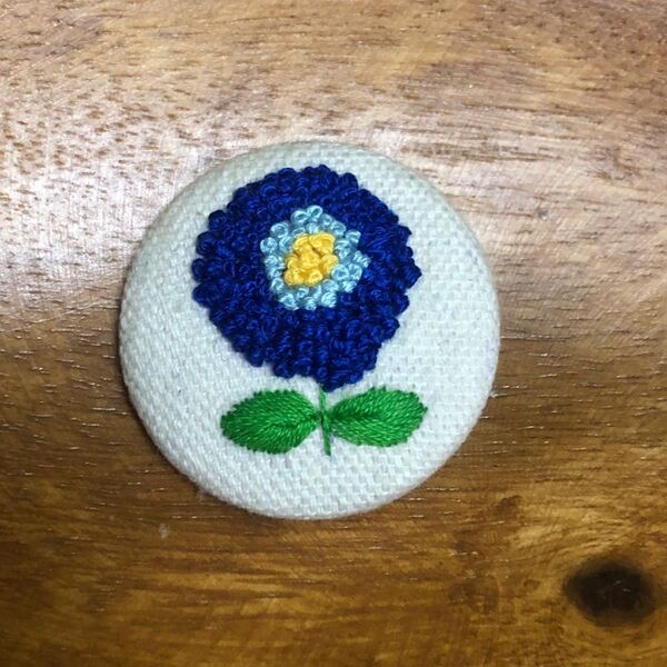 ハンドメイド くるみボタン 刺繍ブローチ お花