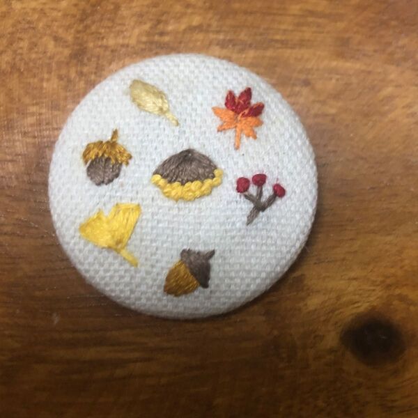 ハンドメイド くるみボタン 刺繍ブローチ 秋の実り