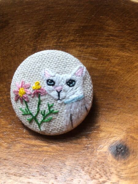 ハンドメイド くるみボタン 刺繍ブローチ コスモスと白猫