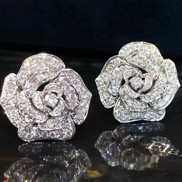 K18WG 天然ダイヤモンド ツバキ/椿 ピアス 1ct