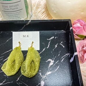 ハンドメイド グリーン ドット 水玉 オーガンジー ピアス