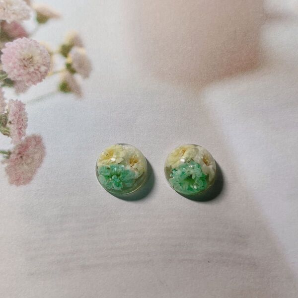 ハンドメイド*ピアスorノンホールピアス かすみ草グリーン系
