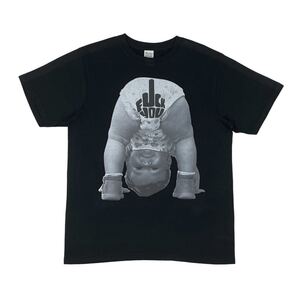 新品 ビッグプリント FUCK YOU オムツ BABY ベビー 赤ちゃん 中指挑発ジェスチャー トンネル 股のぞきポーズ Tシャツ オーバーサイズXL(LL)