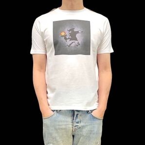新品 バンクシー 花束 投げ Flower Thrower マリオ フラワー ボンバー Love is in the Air アート パロディ Tシャツ ユニセックス Mサイズ