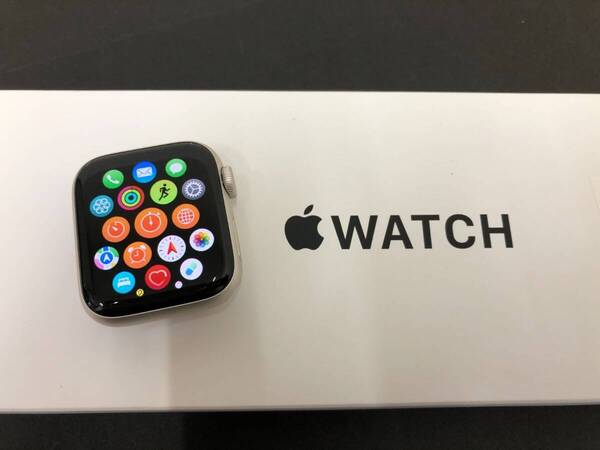 A)Apple Watch SE 第2世代 40mm スターライト アルミニウムケース スポーツバンド S/M MXEF3J/A A2722 GPS スマートウォッチ