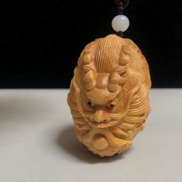 送料無料 仏教美術 龍 高級柘植木材 細密木彫 一刀彫 リアル繊細彫刻(龍/竜/辰) 置物 飾り 工芸品 提げ物 ストラップ