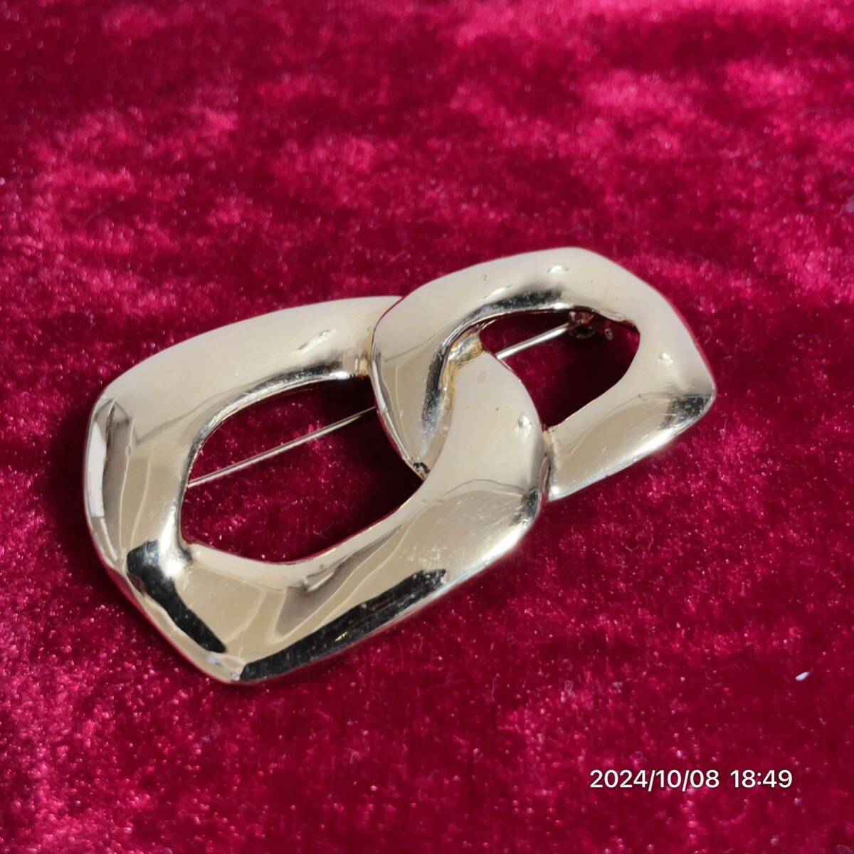 YSL イヴサンローラン ブラック レッド カラーストーン ブローチ YSLが限定フレグランスを発売 “赤”にインスピレーションを受けた