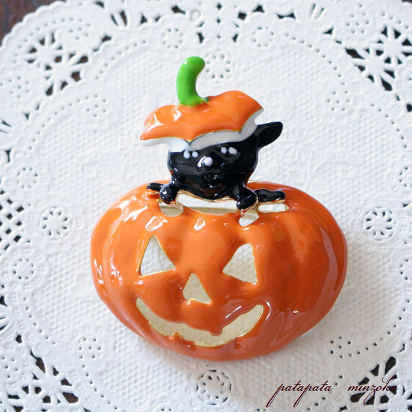 黒猫 ハロウィンかぼちゃ ブローチ ミニチュア かぼちゃ ピンバッジ ハロウィン ジャックオランタン 猫 ねこ ネコ クロネコ パタミン
