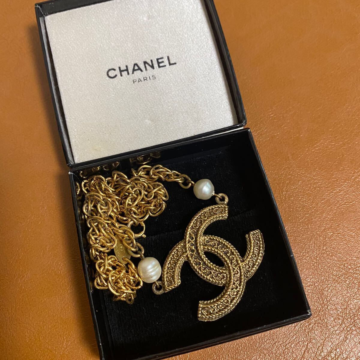 CHANEL ラウンド型 ココマーク 溶岩 イヤリング ホワイト