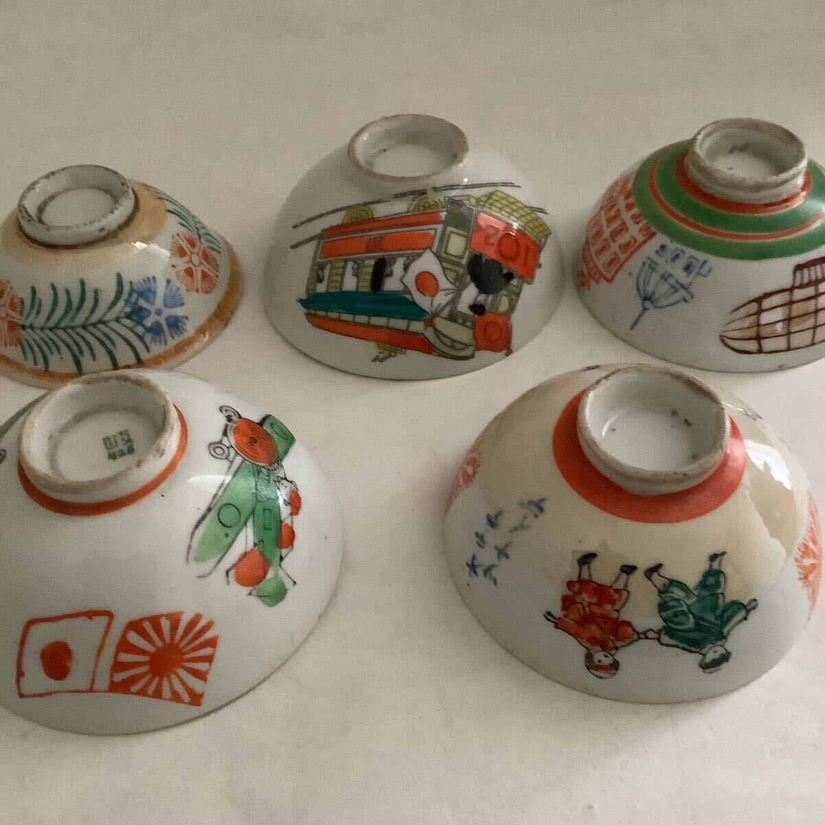 ee1677○ 日章旗と大砲兵隊絵柄 子供用茶碗 5客 直径9.8cm