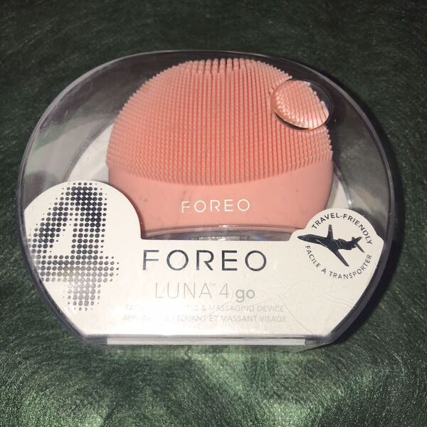 【未使用】FOREO LUNA 4 go フォレオ スマートクレンジングデバイス 美顔器 電動洗顔ブラシ シリコーン製 エイジングケア (ピーチ)