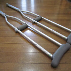 ほぼ未使用 アルミ軽量 ソフトパッド 松葉杖 Mサイズ 2本1組 2本セット 2本入り 伸縮 調整 軽量 軽い 女性 子供 小学生 骨折 怪我