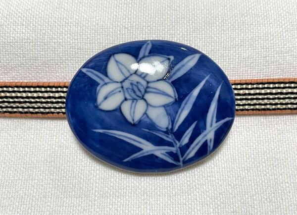 NO.1322 帯留め 清水焼 陶器 リンドウ 竜胆 花 リメイク品(帯留 帯飾り 和装小物)ハンドメイド品