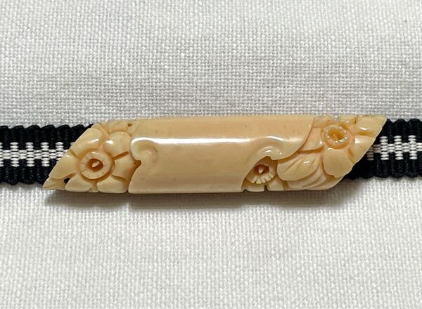 NO.1153 帯留め 花の彫刻 セルロイド?樹脂?三分紐用(帯留 帯飾り 和装小物)