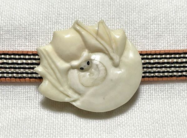 NO.1567 帯留め 天然素材 コウモリと月 蝙蝠 彫刻 リメイク品(帯留 帯飾り 和装小物)ハンドメイド品