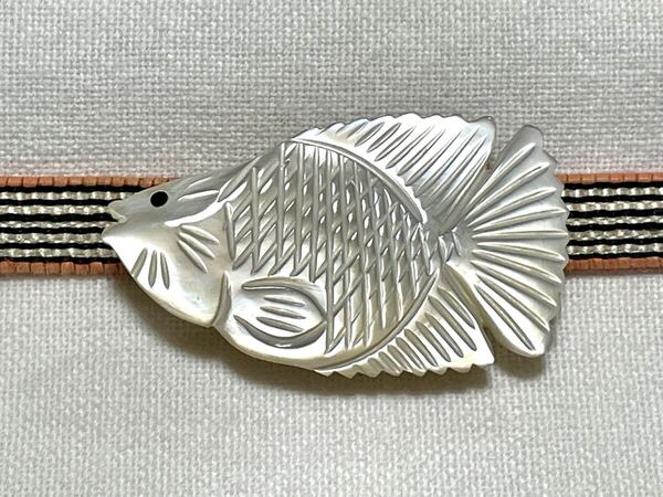 NO.1656 帯留め 魚 天然貝 白蝶貝 シェル リメイク品 (帯留 帯飾り 和装小物)ハンドメイド品