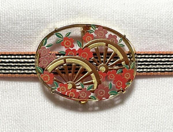 NO.1645 帯留め 兼 ブローチ 2way 三分紐用「三松」片車輪に桜 御所車 花 水晶 金彩 蒔絵 縁起帯留(帯留 帯飾り 和装小物)
