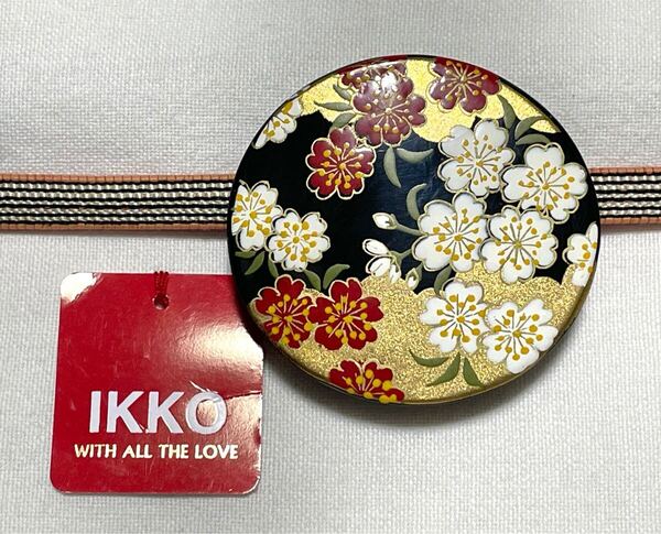 NO.1655 帯留め「IKKO」蒔絵 桜 花 金彩 振袖 振り袖 ぽっちり(帯留 帯飾り 和装小物)